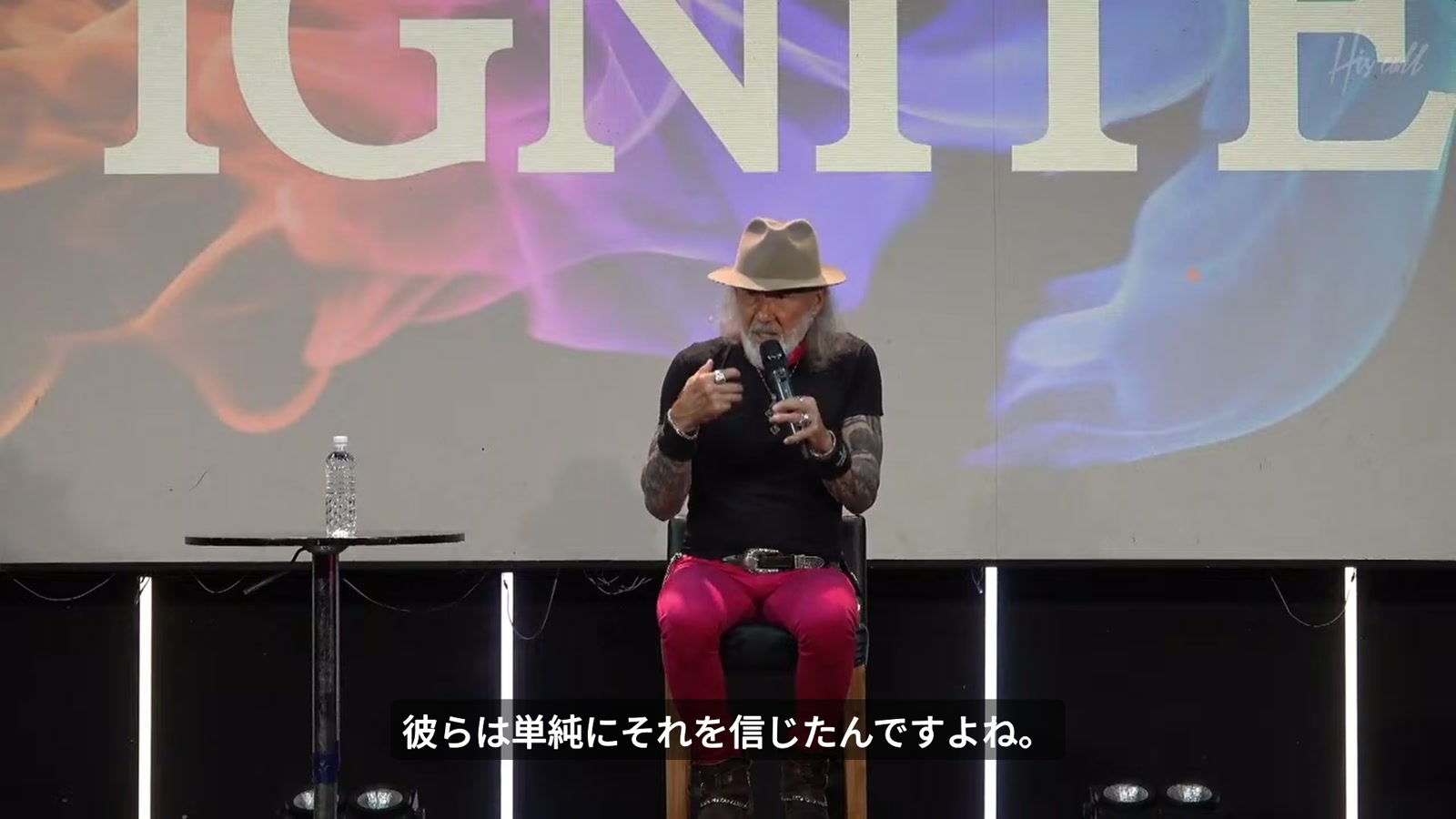 手を動かしながら会衆に語りかけるアーサーホーランド