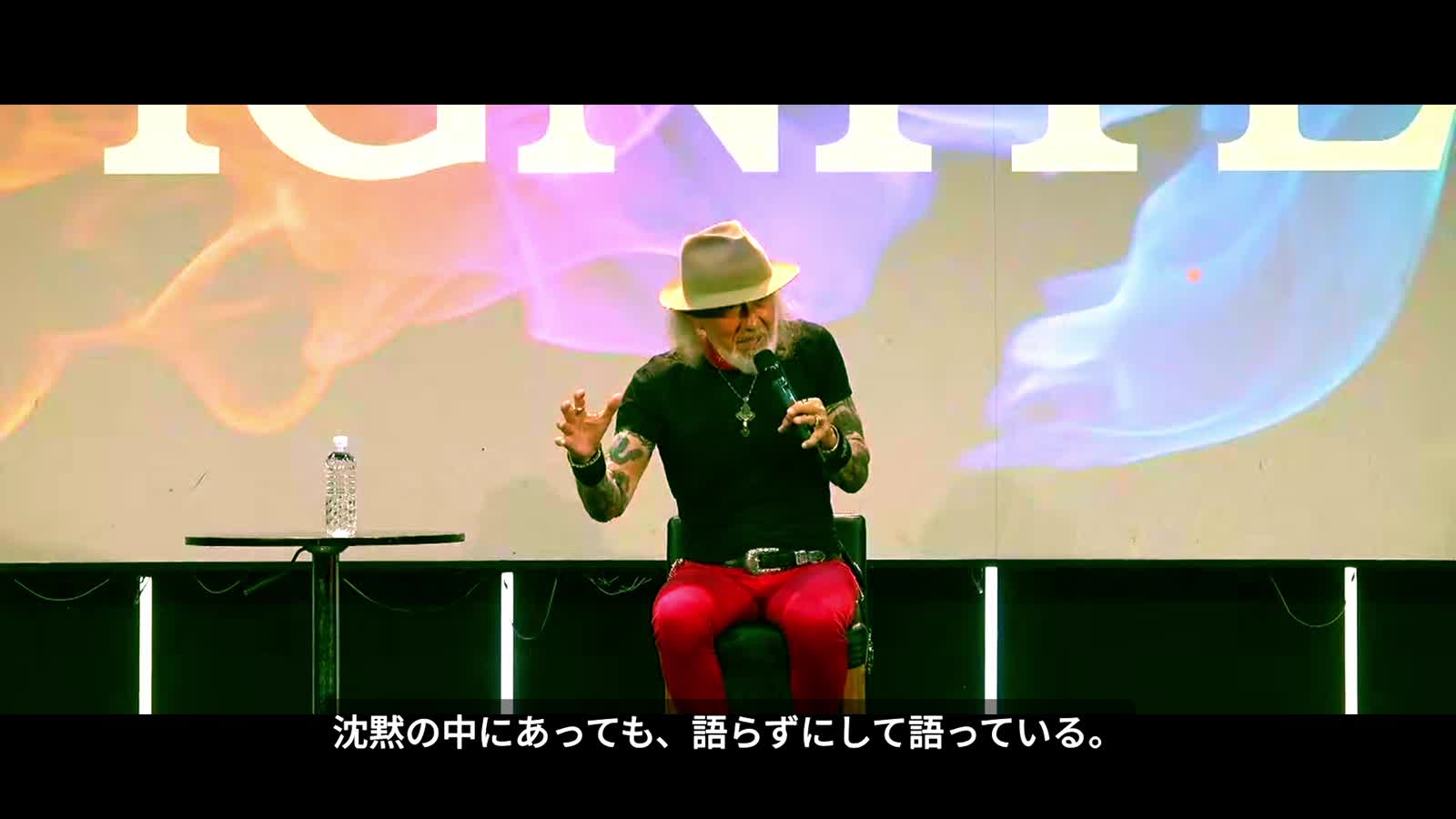 語らずにして語る生き方について語るアーサー・ホーランド