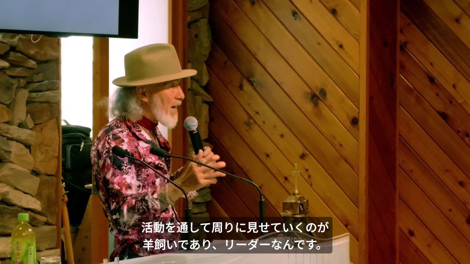 身振りを交えて羊飼いとリーダーの姿について語るアーサー・ホーランド