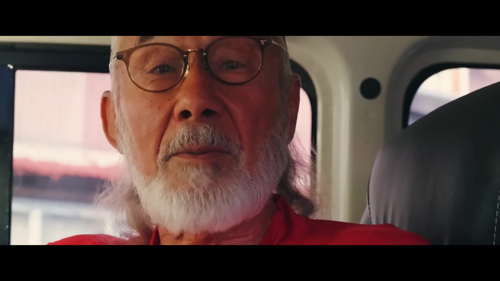 車内でカメラへまっすぐ語りかけるアーサー・ホーランド