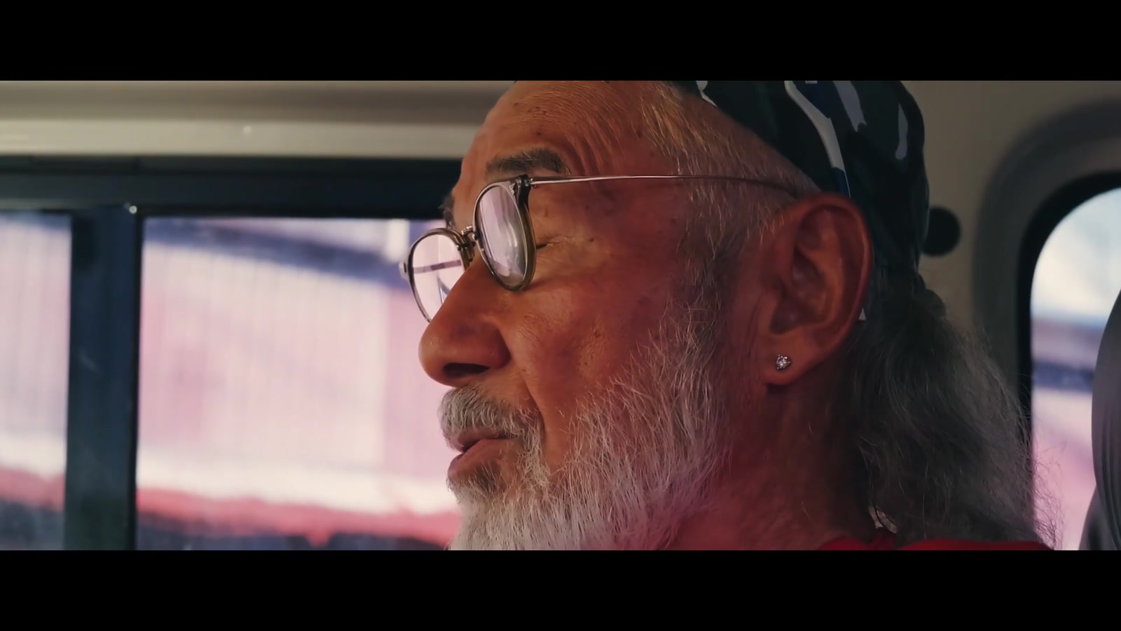 車内で一人ひとりの心に御霊が働くよう祈るアーサー・ホーランド