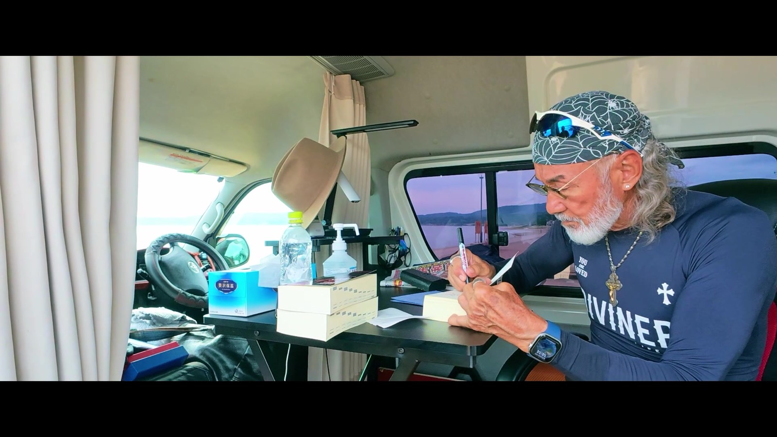 DATE WITH JESUSの巻末にある洗礼証明書へ記念の言葉を書くアーサー・ホーランド