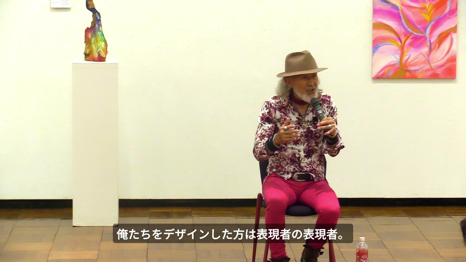 会場でマイクを握り、参加者に向けて語るアーサー・ホーランド