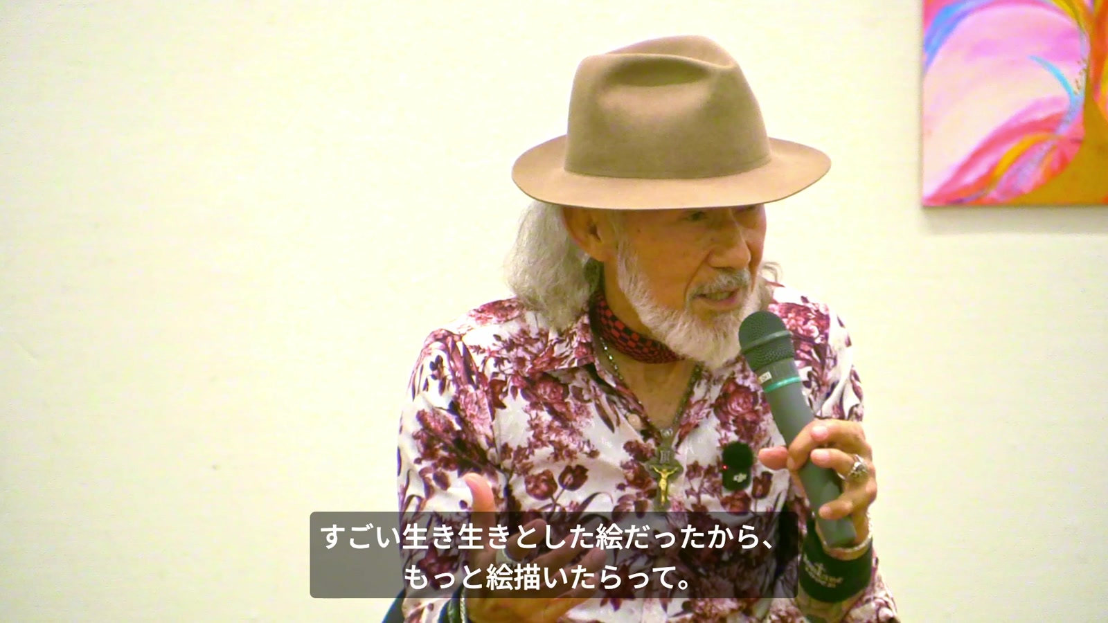 マイクを持ち、会場で語るアーサー・ホーランド