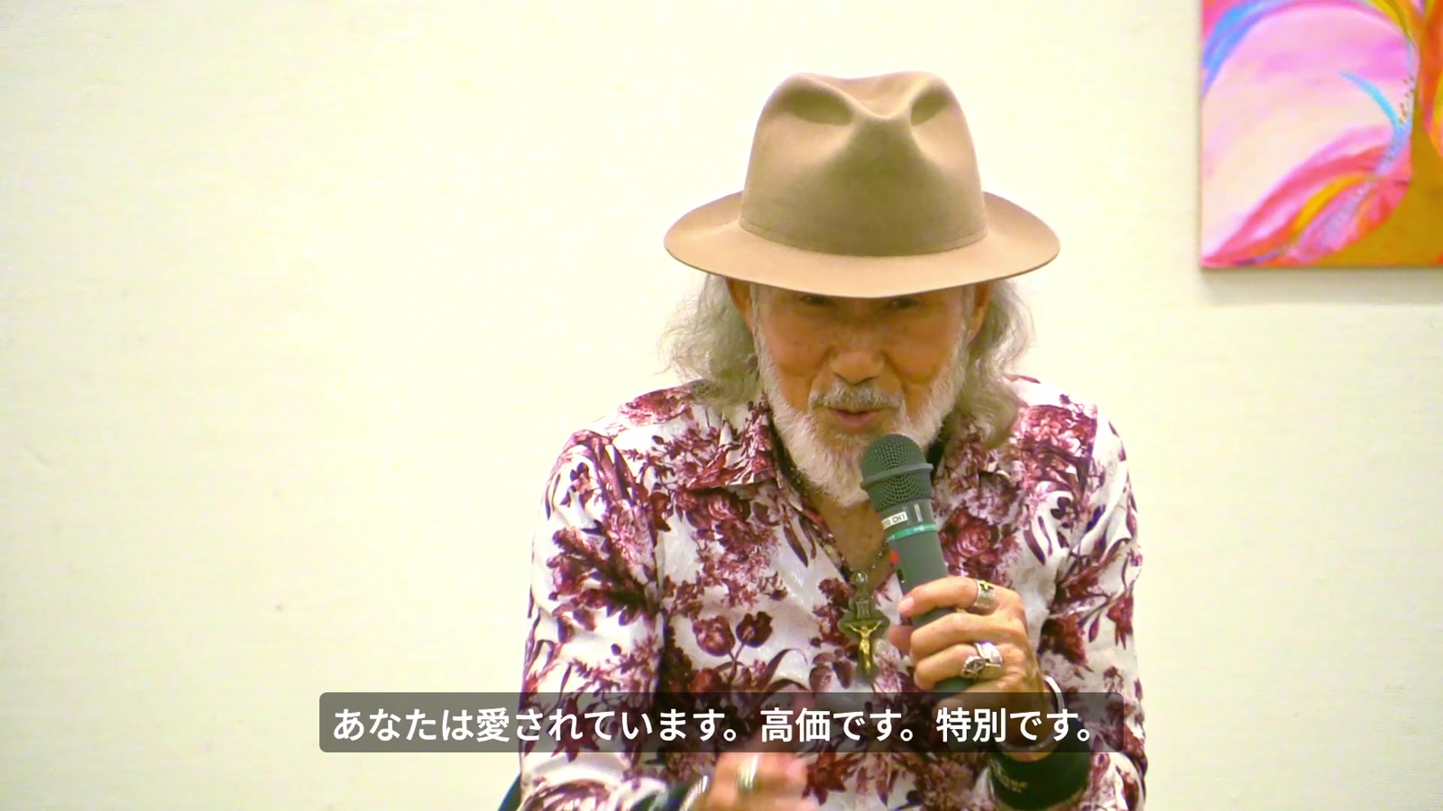 参加者に向けて呼びかけるアーサー・ホーランド