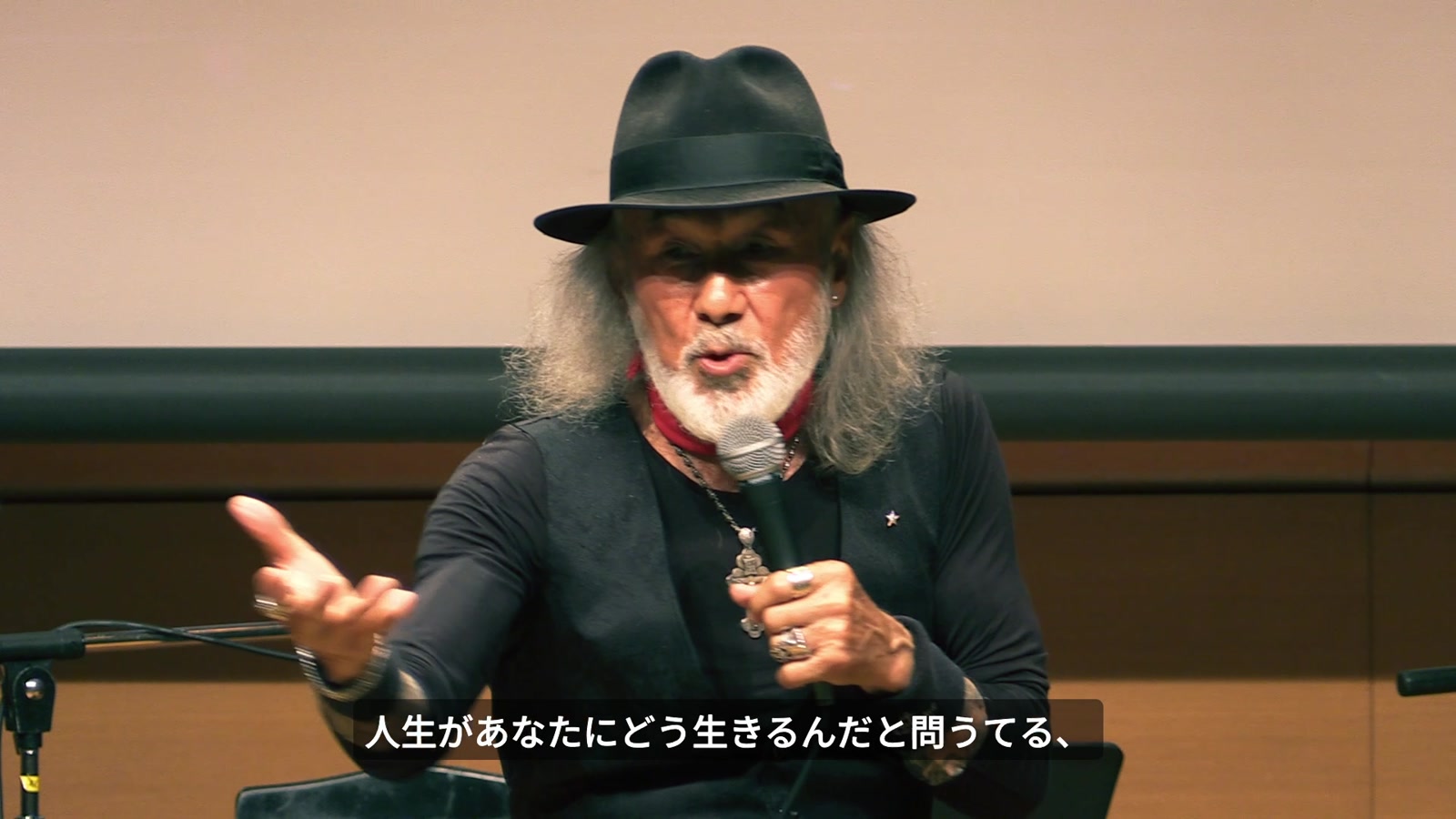 人生をどう生きるか問いかけるアーサー先生