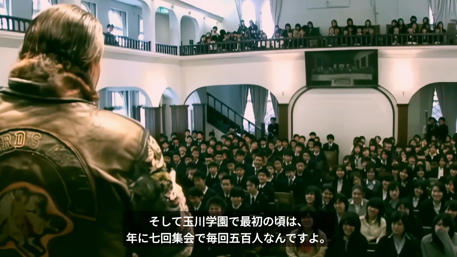 約30年前の玉川学園で生徒たちに語るアーサー先生の写真