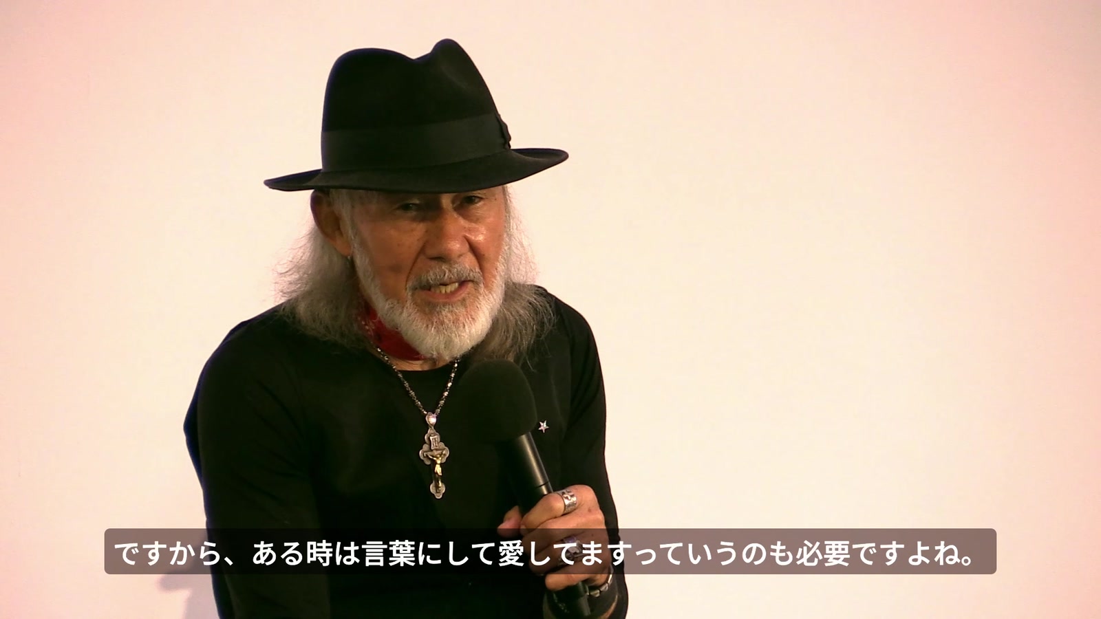 成増教会でマイクを持って語るアーサー・ホーランド