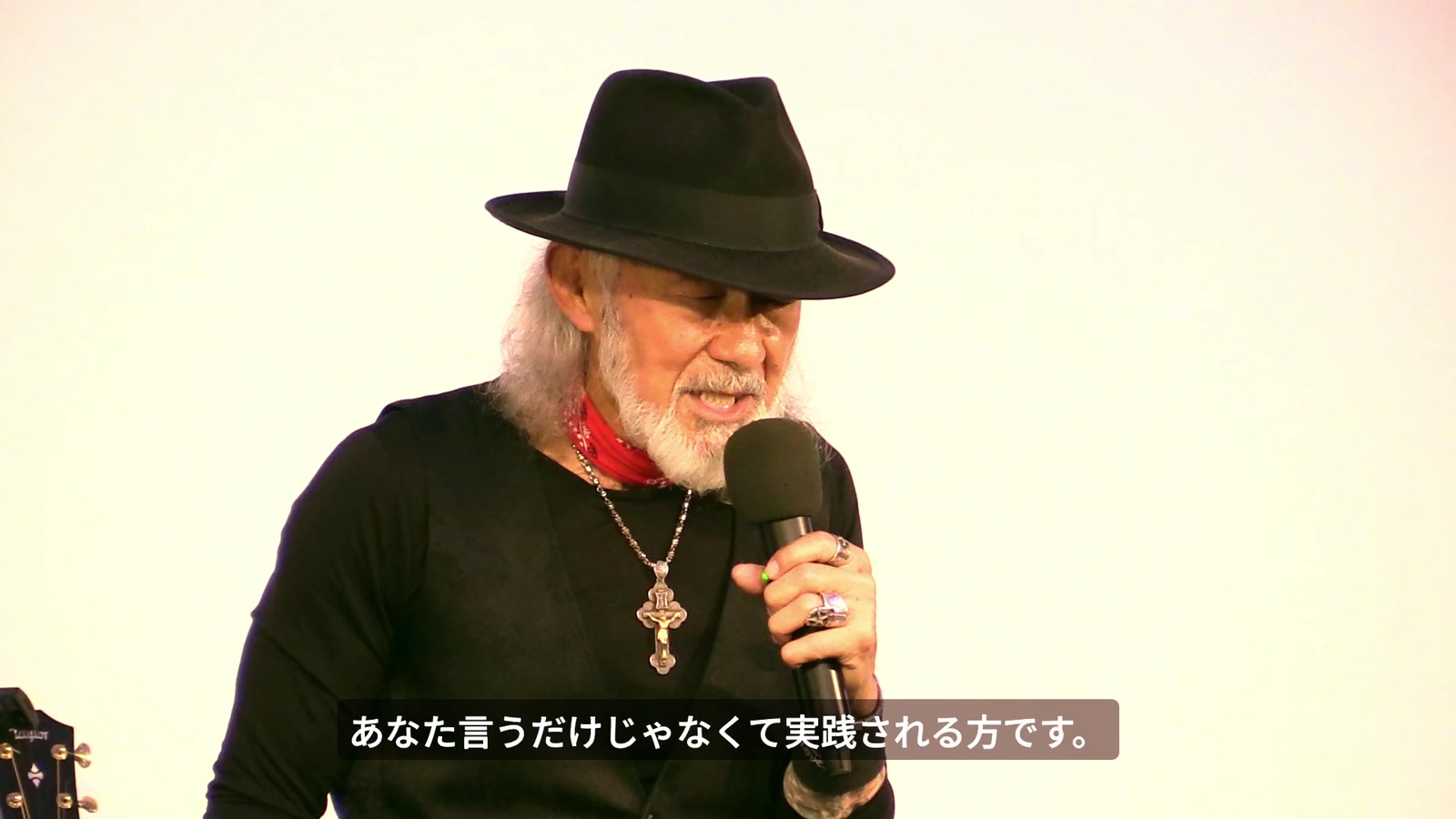 目を閉じて祈るアーサー先生
