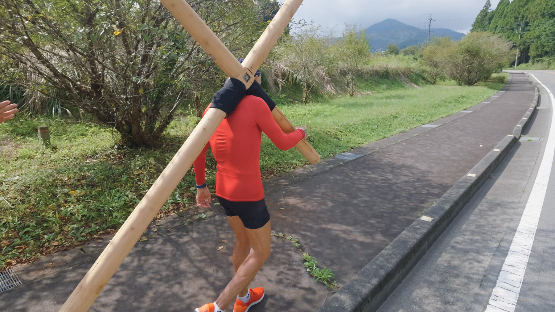 木の十字架を担ぎ、緑の続く道へ。