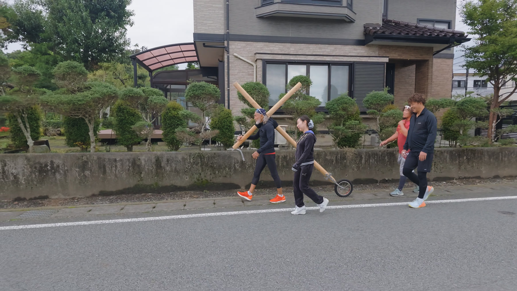 互いの歩幅に合わせ、仲間と道を進む。