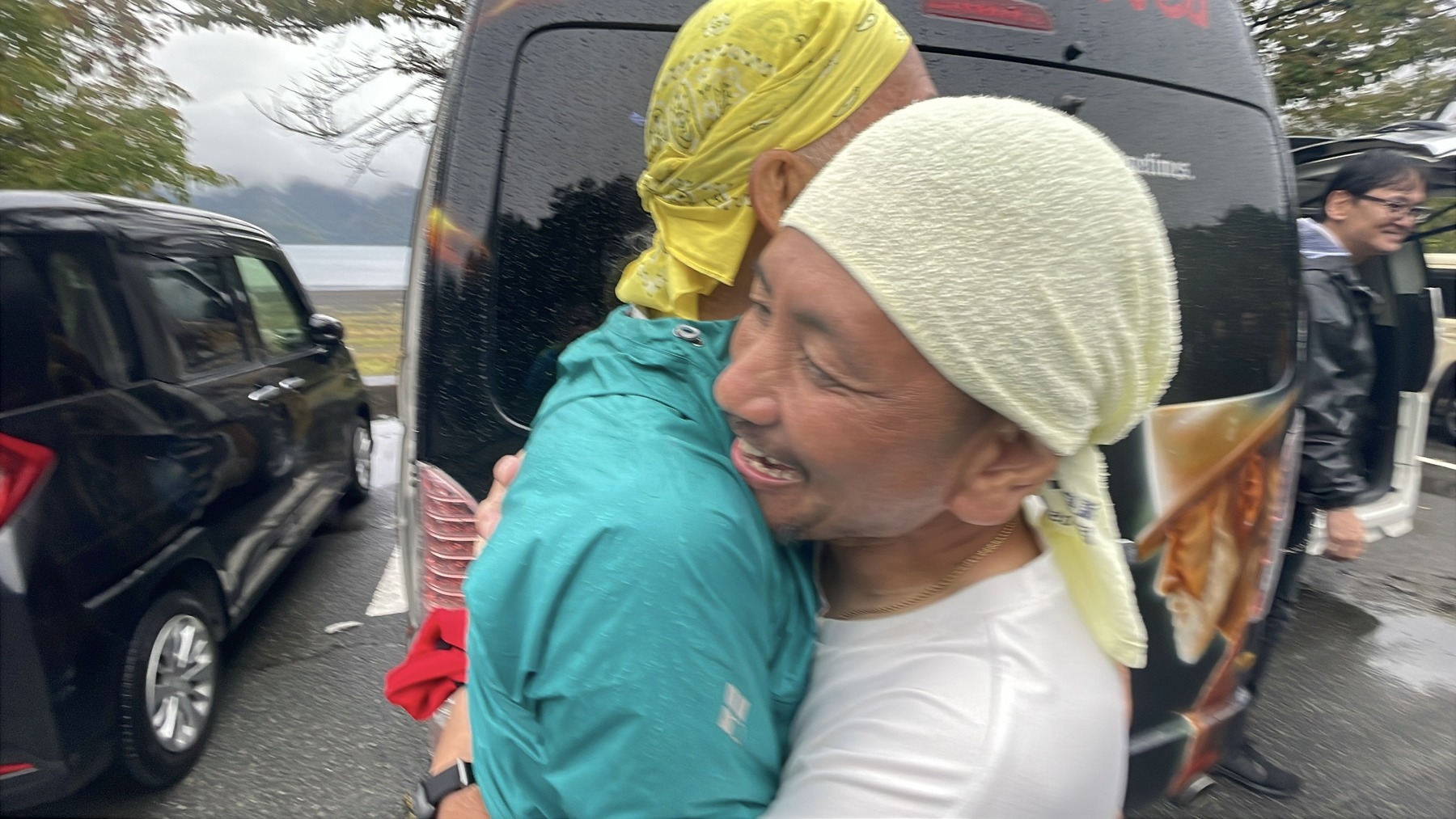 別れ際、抱擁を交わす二人。