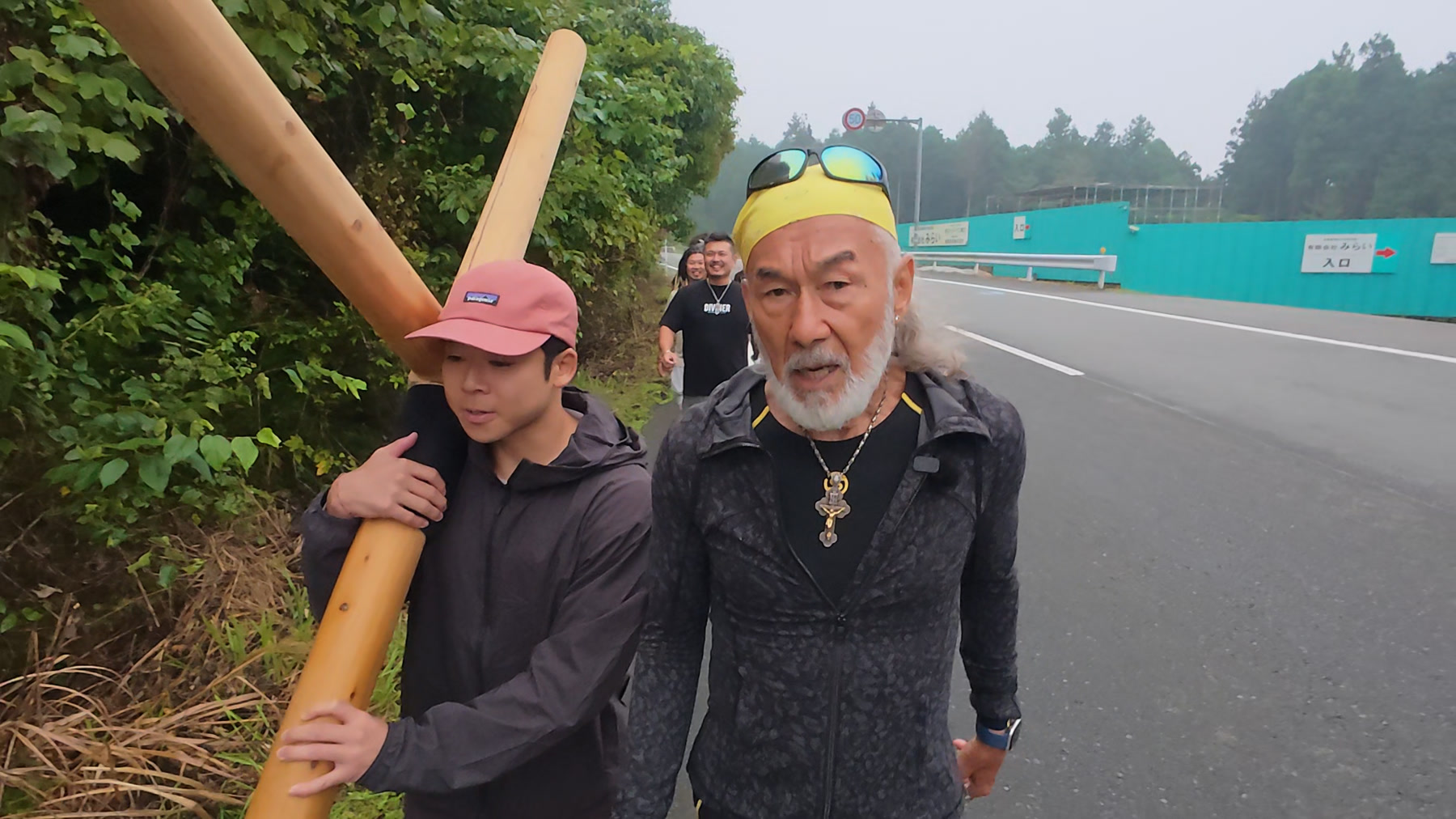 初めて十字架を担ぐハセさん。アーサー先生とともに歩く。