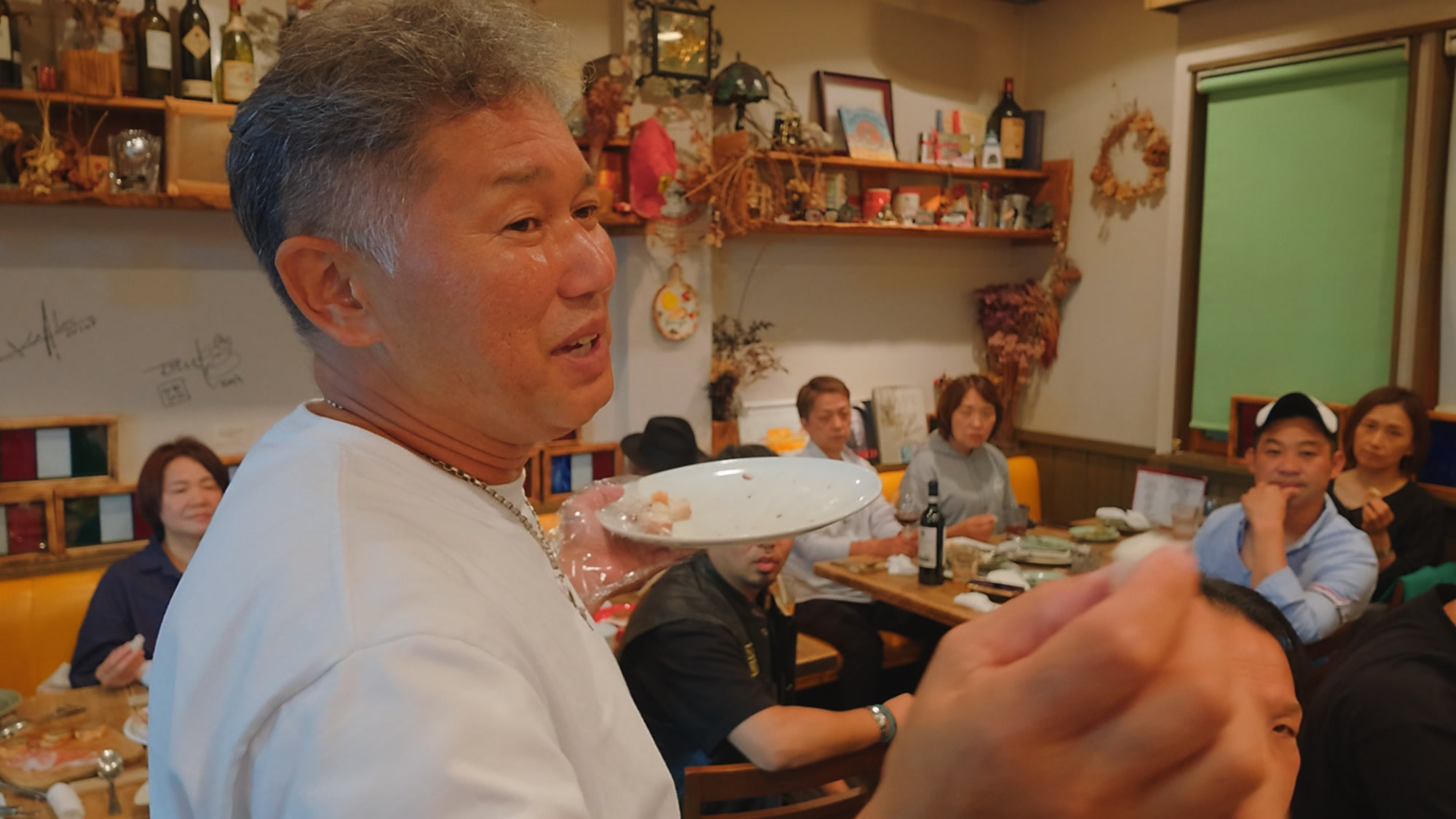 パンを分かち合う聖餐のひととき。食卓を囲んだ仲間が、ともに受け取った。