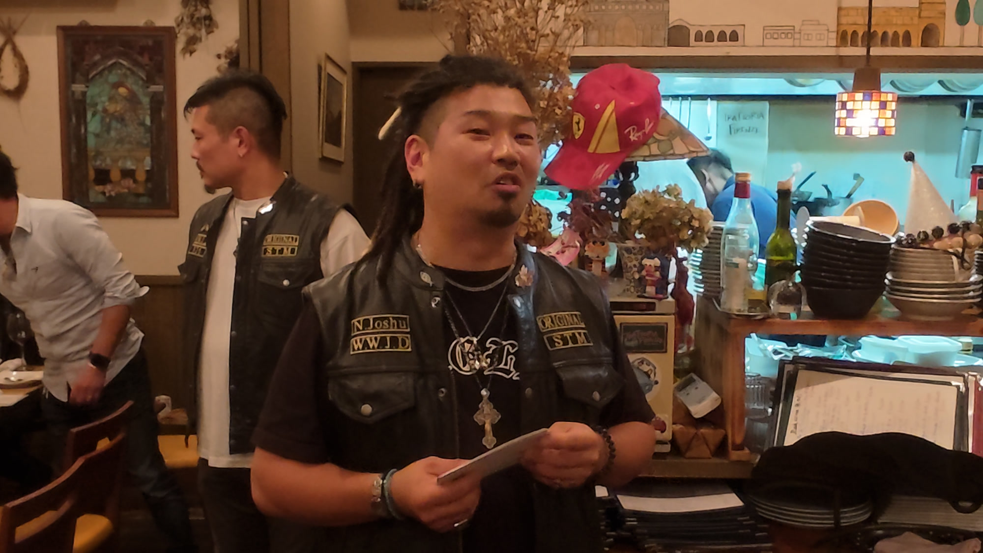 初めて参加した十字架行進を振り返るジョシュさん。自分で歩いて感じた驚きを、仲間に伝えた。