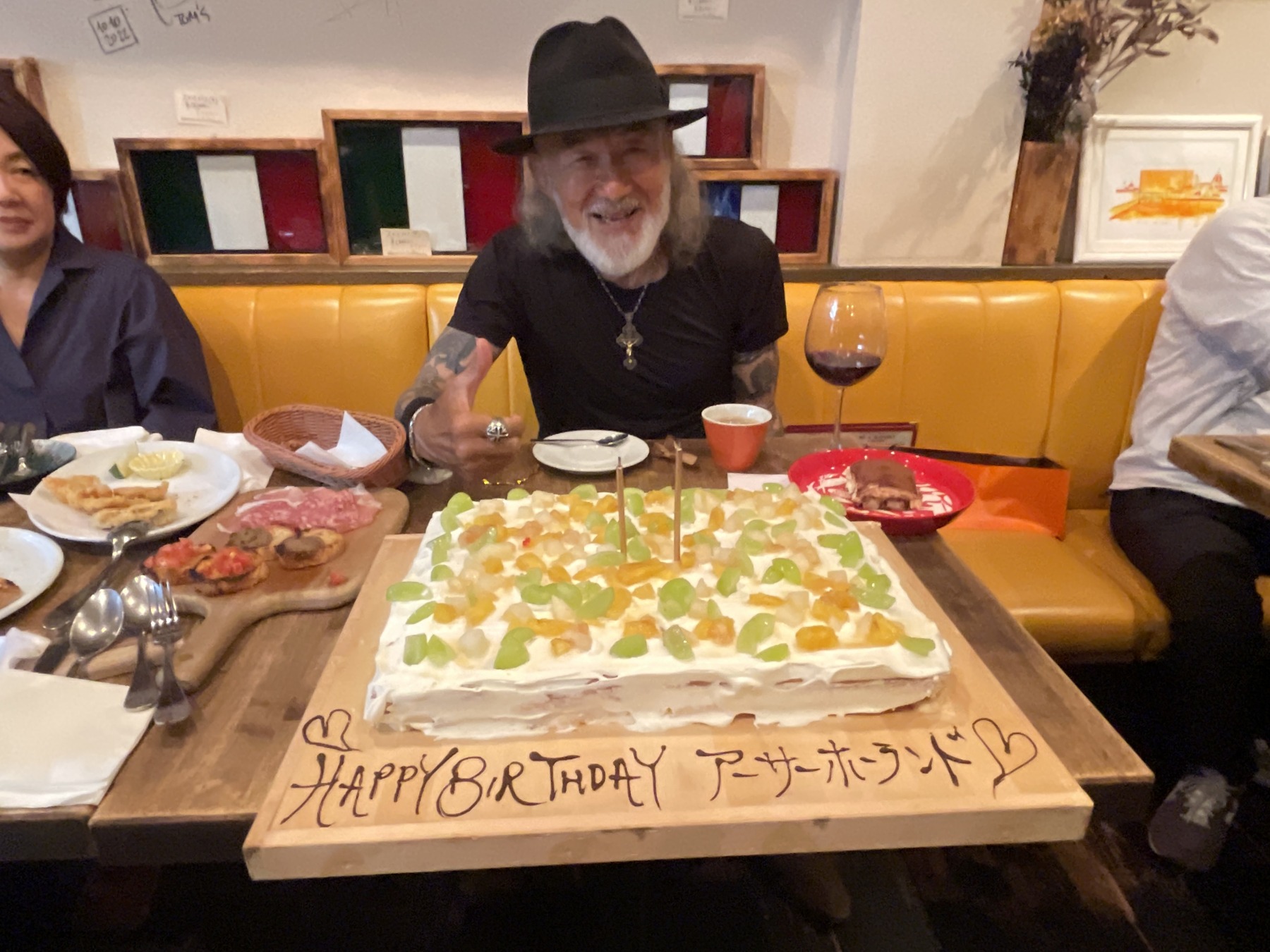 75歳を祝うケーキを囲んで。四日間を終えた夜に、笑顔と歌が重なった。