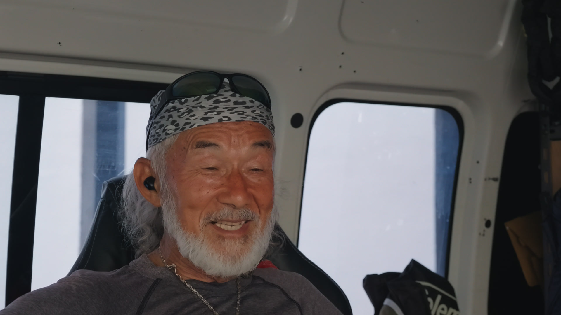 帰着後、車内で三日目の歩みを笑顔で語るアーサー・ホーランド