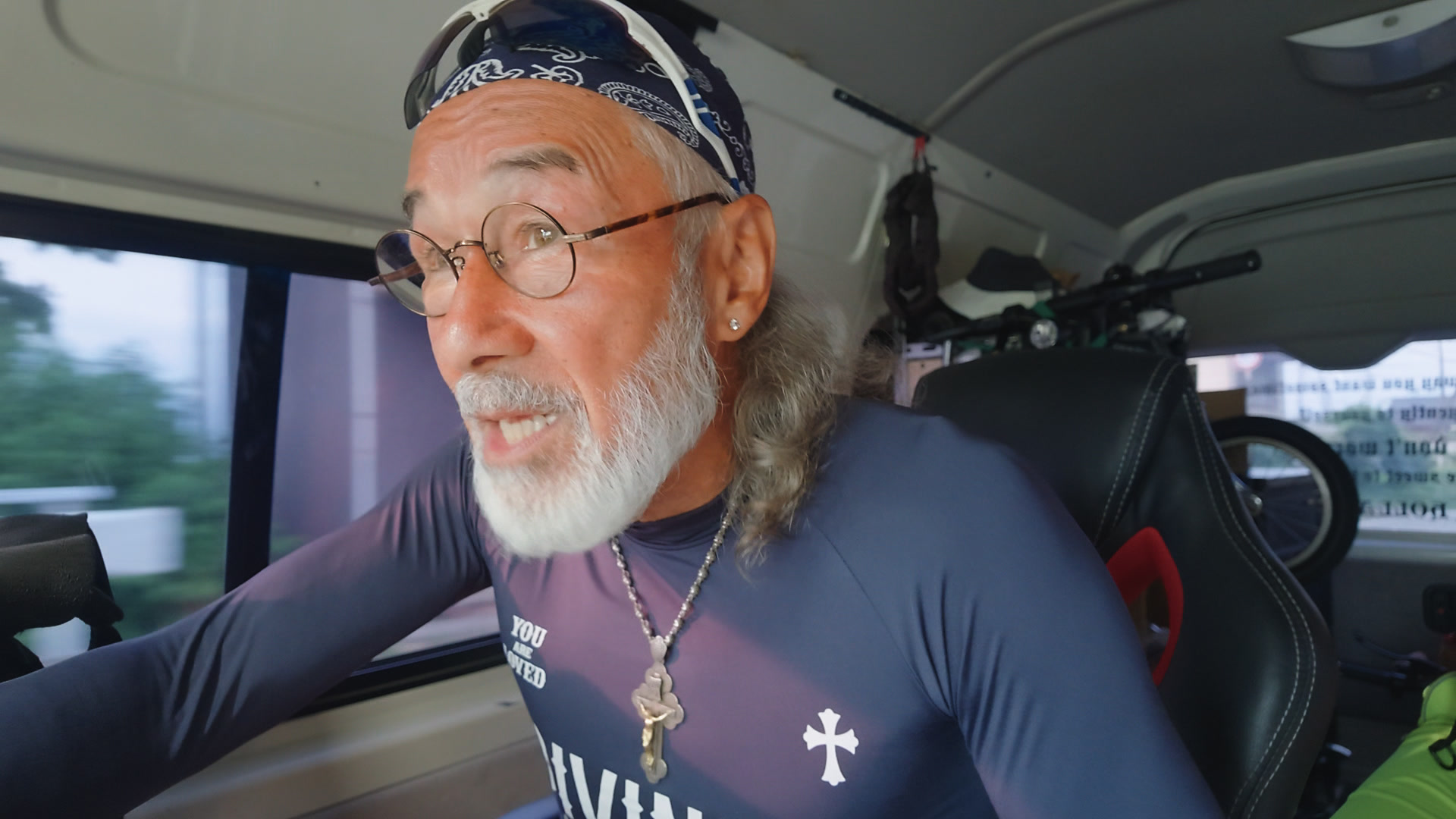 車内で朝のディボーションを語るアーサー先生