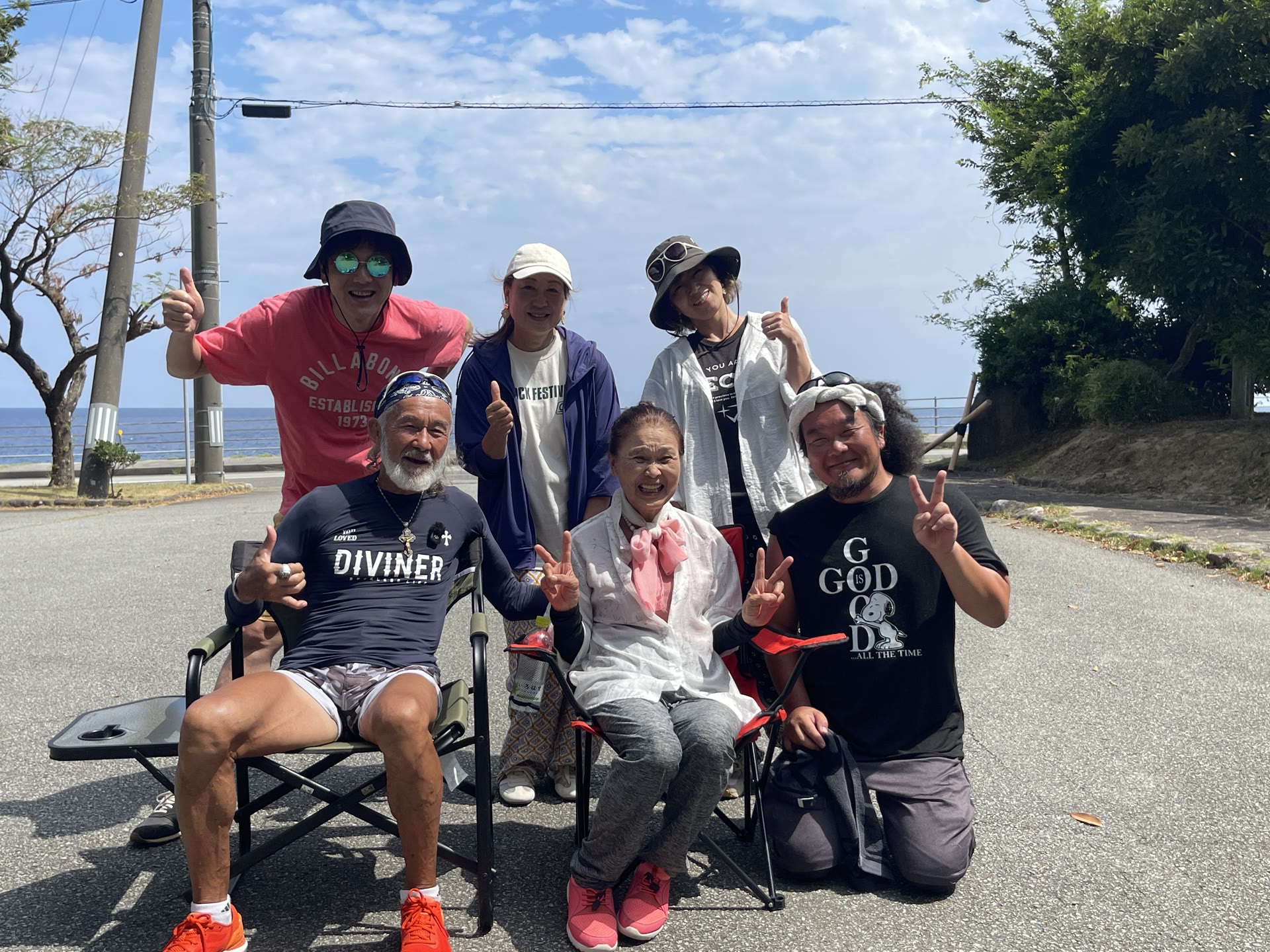 青い海を背に、四日目の道をともに歩いたアーサー先生と同行者たち