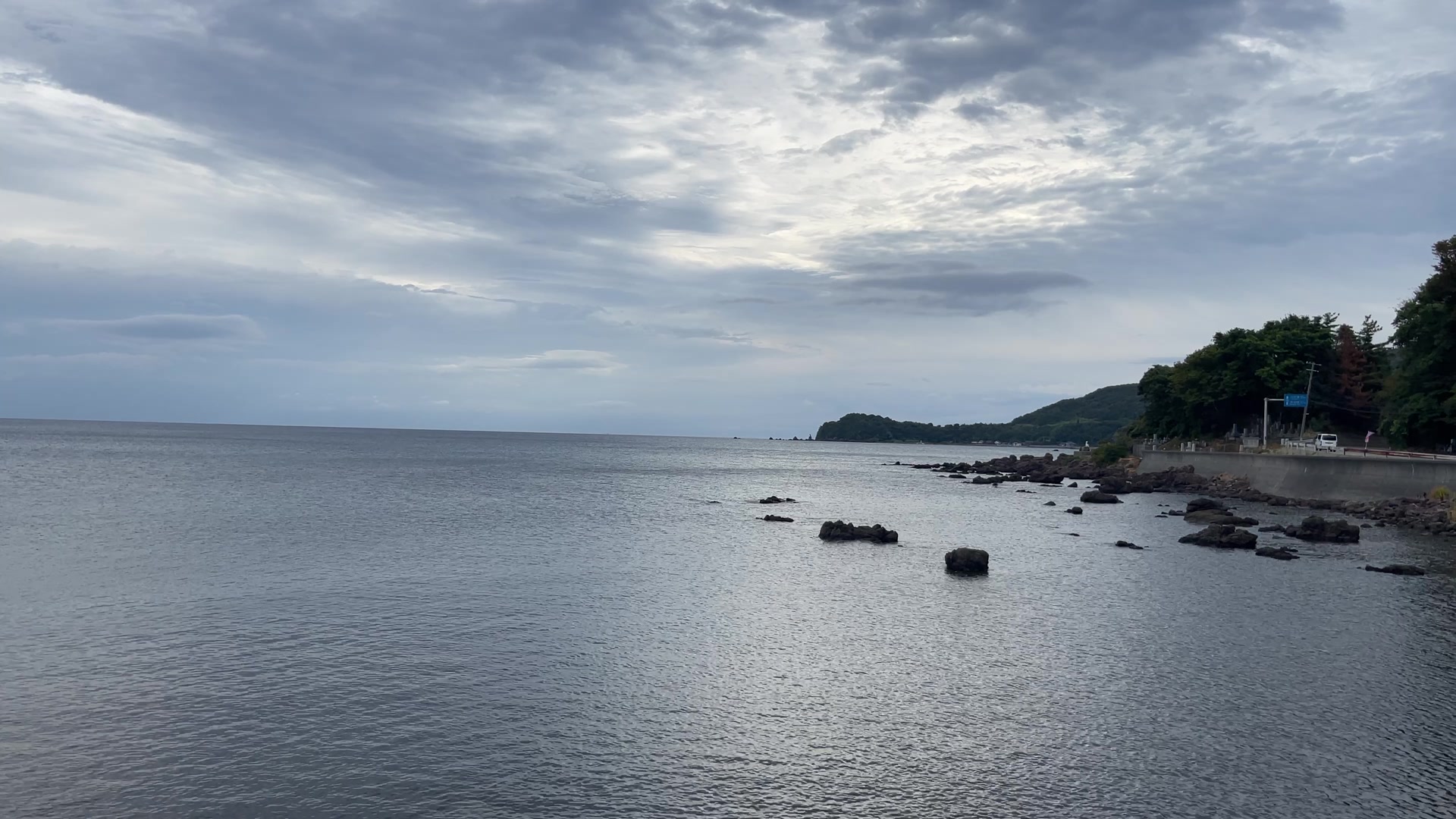 曇り空の下に広がる、最終日の朝の穏やかな海